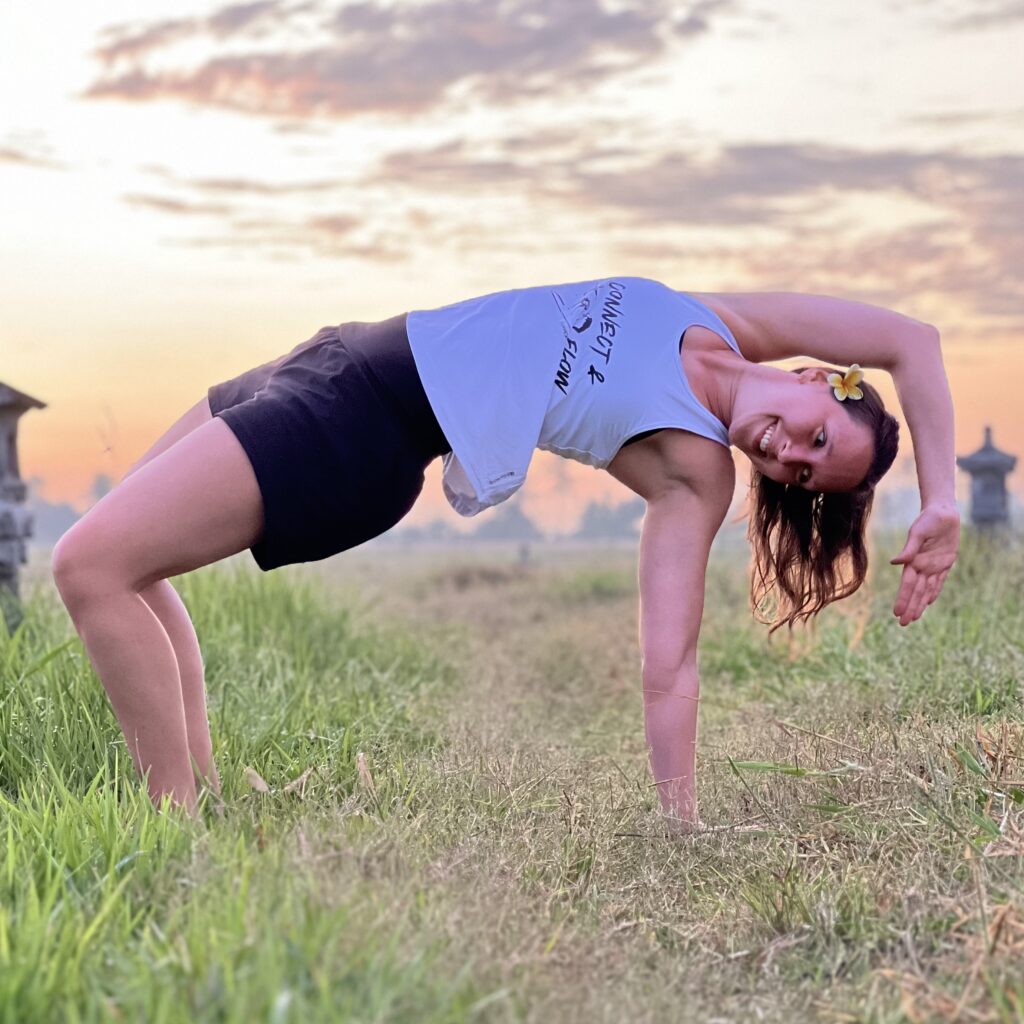 Connect and Flow Team Denise Kari, Crab Reach, Sunrise, Bali, Animal Flow, Mobility, Breathwork, Martial Arts, im Sampurna Seminaraus